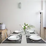 Apartment Getaway - Central, Nearby - Parking & Private Garden *