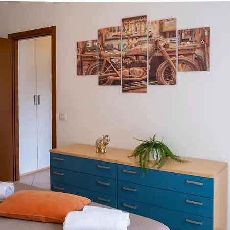 Getaway - Central, Nearby - Parking & Private Garden Apartament