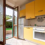 Getaway - Central, Nearby - Parking & Private Garden Daire